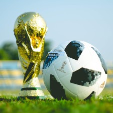 梅西第八次捧起金球奖 刷新历史纪录再创足坛传奇