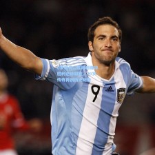 C罗梅开二度助利雅得胜利逆转取胜，39岁传奇再创历史纪录