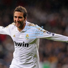 意甲劲旅抛橄榄枝，红魔新星心生去意？多家媒体曝那不勒斯有意梅努，球员据称已向曼联表达转会意愿