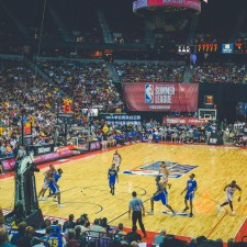 NBA季后赛激战正酣 新生代球星闪耀舞台