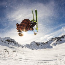 中国双人滑组合闪耀国际赛场 斩获花样滑冰大奖赛分站冠军